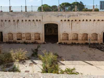 Un ingresso secondario (il portone principale � serrato) ci conduce in una corte aperta sul quale si affacciano vari locali, tra cui l�antica stalla, contrassegnata da nicchie in pietra che contenevano le mangiatoie per animali